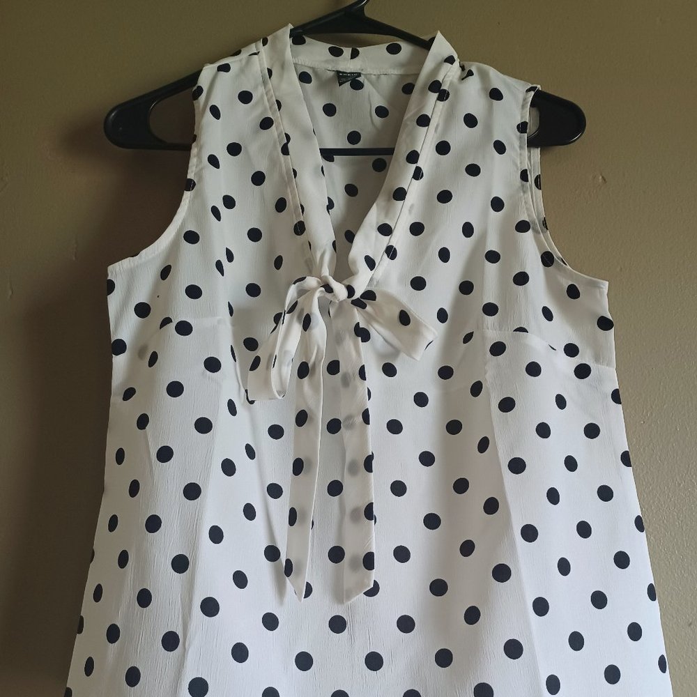 Sleeveless dress shirt with bow detail